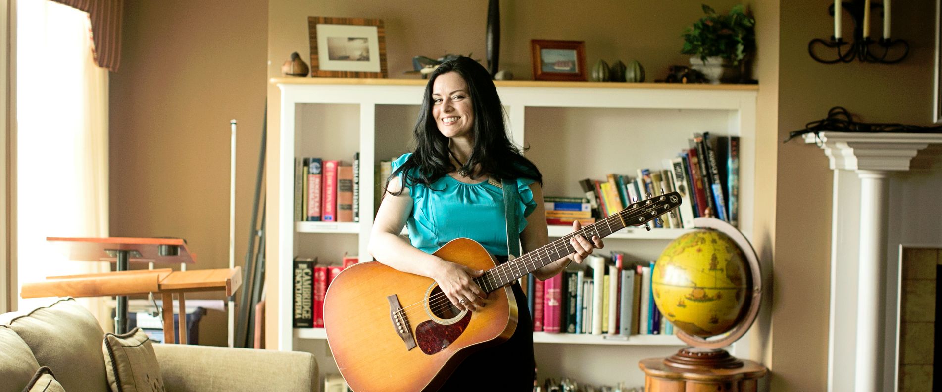 Melissa Violette playing guitare